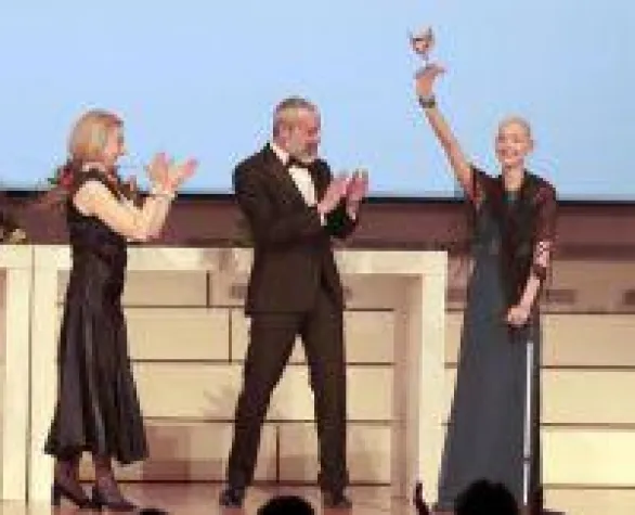 Bild: Gedeon Burkhard überreicht Sabine Aurélia Pröbstl den Victress Of The Year Award!
