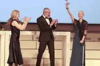 Bild: Gedeon Burkhard überreicht Sabine Aurélia Pröbstl den Victress Of The Year Award!