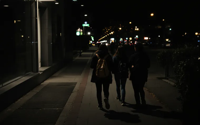 Bild: Sicher zur Schule in der dunklen Jahreszeit: Tipps für Eltern und Kinder