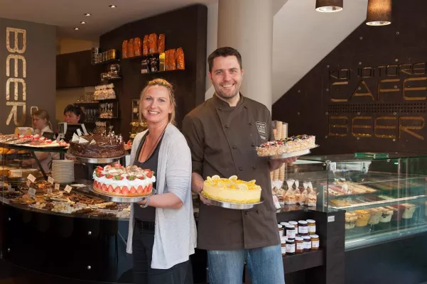 Auf der Geburtstagstorte brennen 155 Kerzen – Konditorei Café Beer feiert süßes Jubiläum Bild: Auf der Geburtstagstorte brennen 155 Kerzen – Konditorei Café Beer feiert süßes Jubiläum