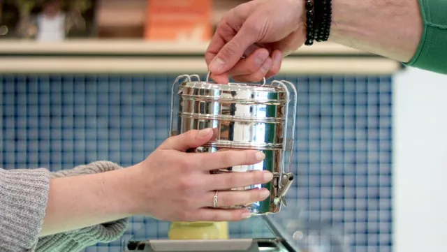 Bild: Mehrweg statt Einweg! Die Kantine im Rathaus Kreuzberg wird neuer Partner des Tiffin Projekts