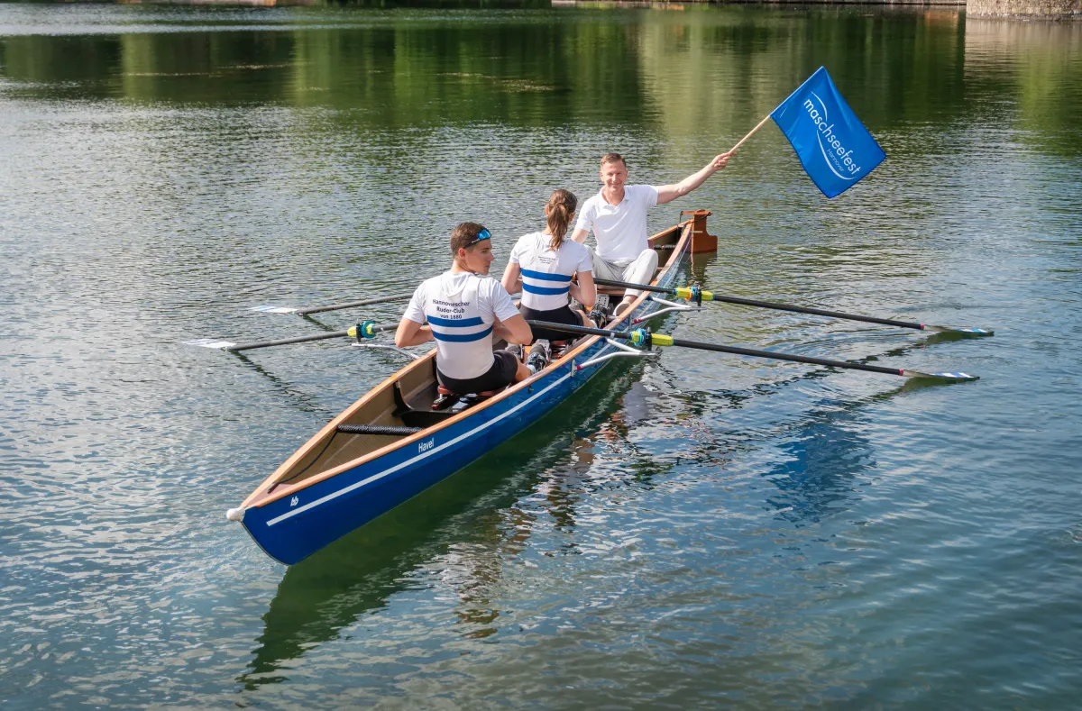 HVG-Geschäftsführer André Lawiszus übernimmt das Ruder beim Maschseefest 2025  (© Lars Gerhardts/ HMTG)