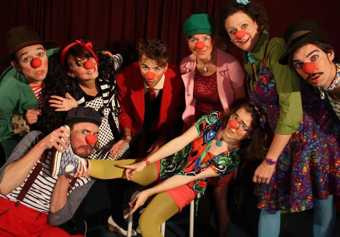 Bild: Abschlussgala der Clownschule "Die Kunst des Stolperns"