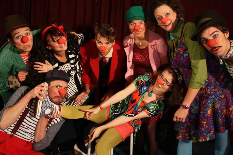 Bild: Abschlussgala der Clownschule "Die Kunst des Stolperns"