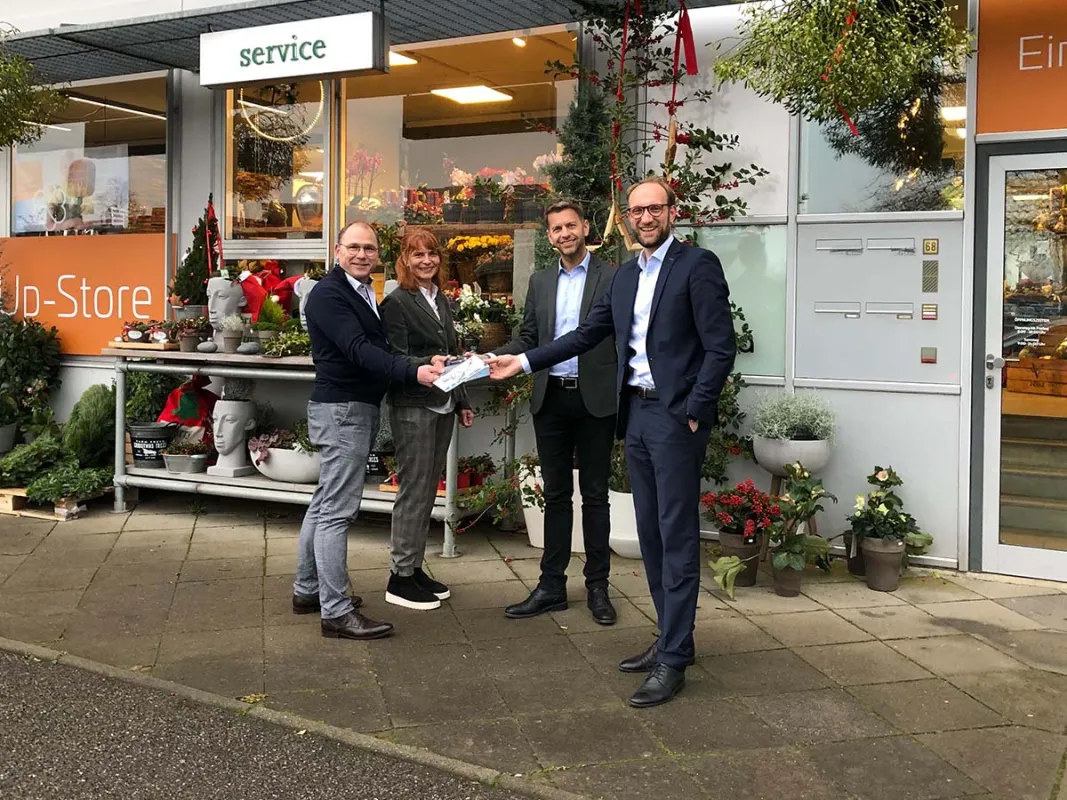 v. l. Frank und Gabi Klarhöfer, Oberbürgermeister Dennis Weilmann und Jens Hofschröer (© WMG Wolfsburg)