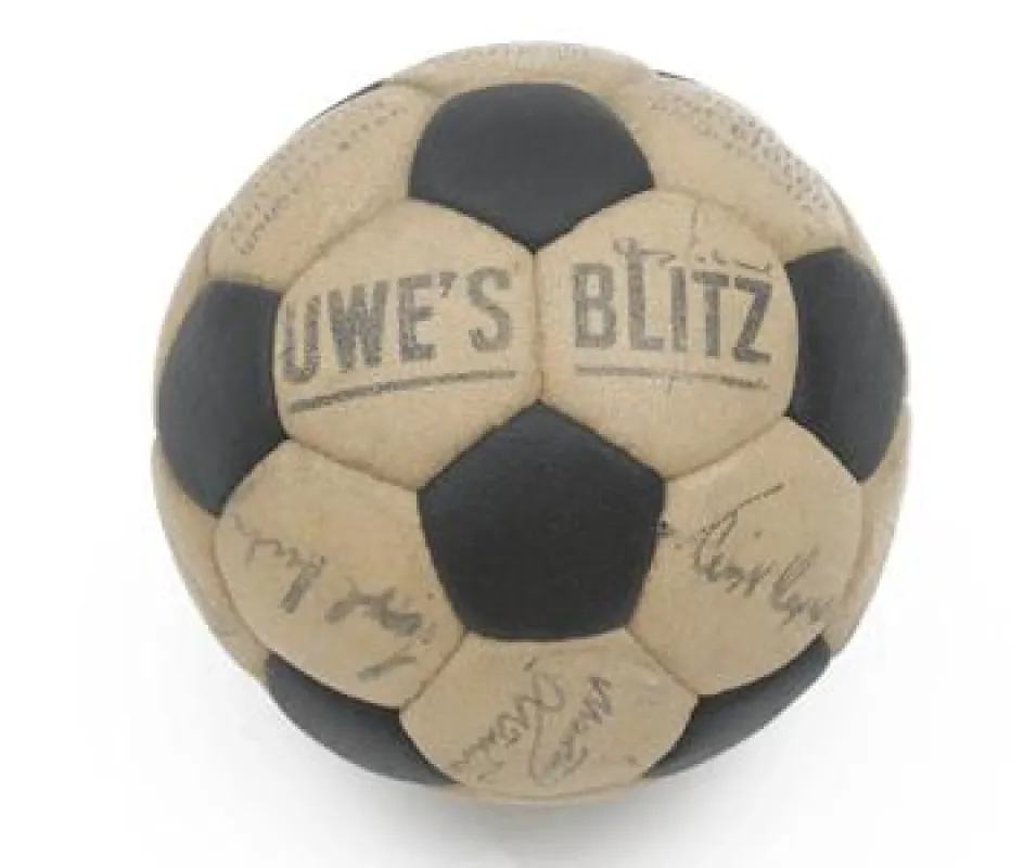 Quelle: Internetspende e.V. / Auktion bis 1.07.06 auf spenden-wm.de, Ball von \'67 mit 13 Unterschriften von Uwe Seeler, Fritz Walter, Seppherberger uvm.