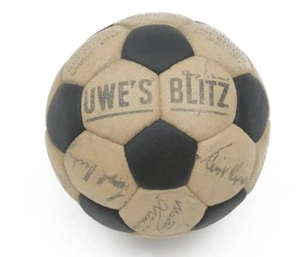 Quelle: Internetspende e.V. / Auktion bis 1.07.06 auf spenden-wm.de, Ball von \'67 mit 13 Unterschriften von Uwe Seeler, Fritz Walter, Seppherberger uvm.