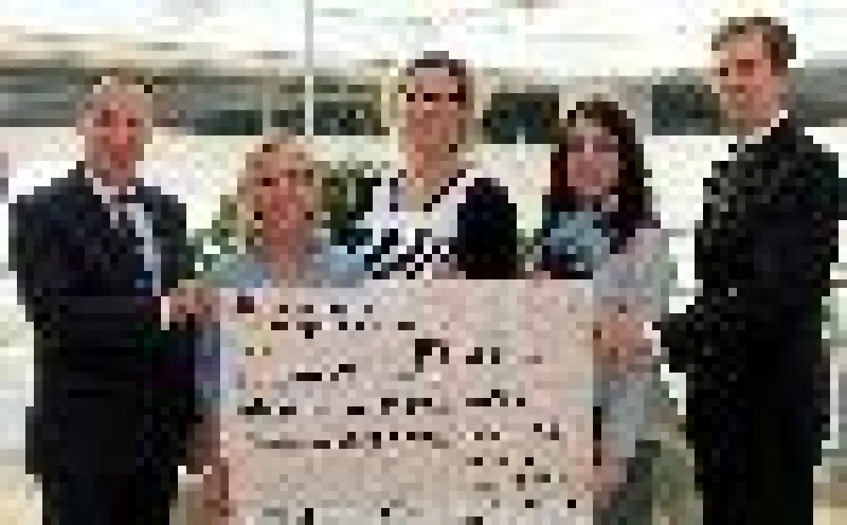 Den Spendenscheck der Stiftung Kreissparkasse überreichten Oliver Kolb und David Gerstner