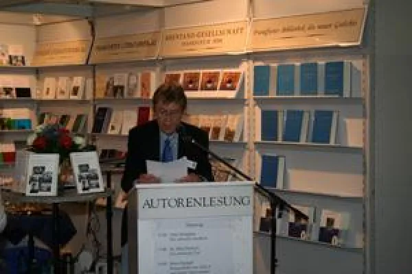 Bild: Verlag für neue Autoren: J. A. Molnár spricht am 5. März 2010 vor Wiener Parlament