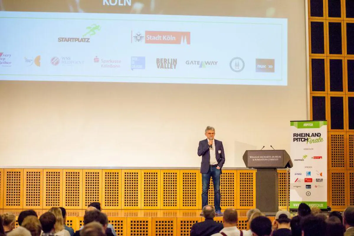 Dr. Lorenz Gräf bedankt sich für die rege Teilnahme am Rheinland-Pitch Winterfinale 2017