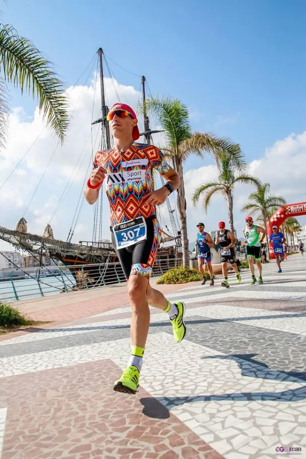 Marcos Pastor - Jiakina Triathlet, mit seiner ganz individuellen Sportkleidung