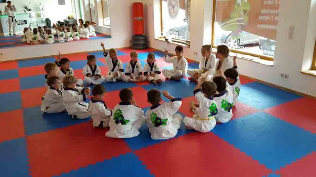 Die Kinder bei der Besprechung vom Thema des Monats