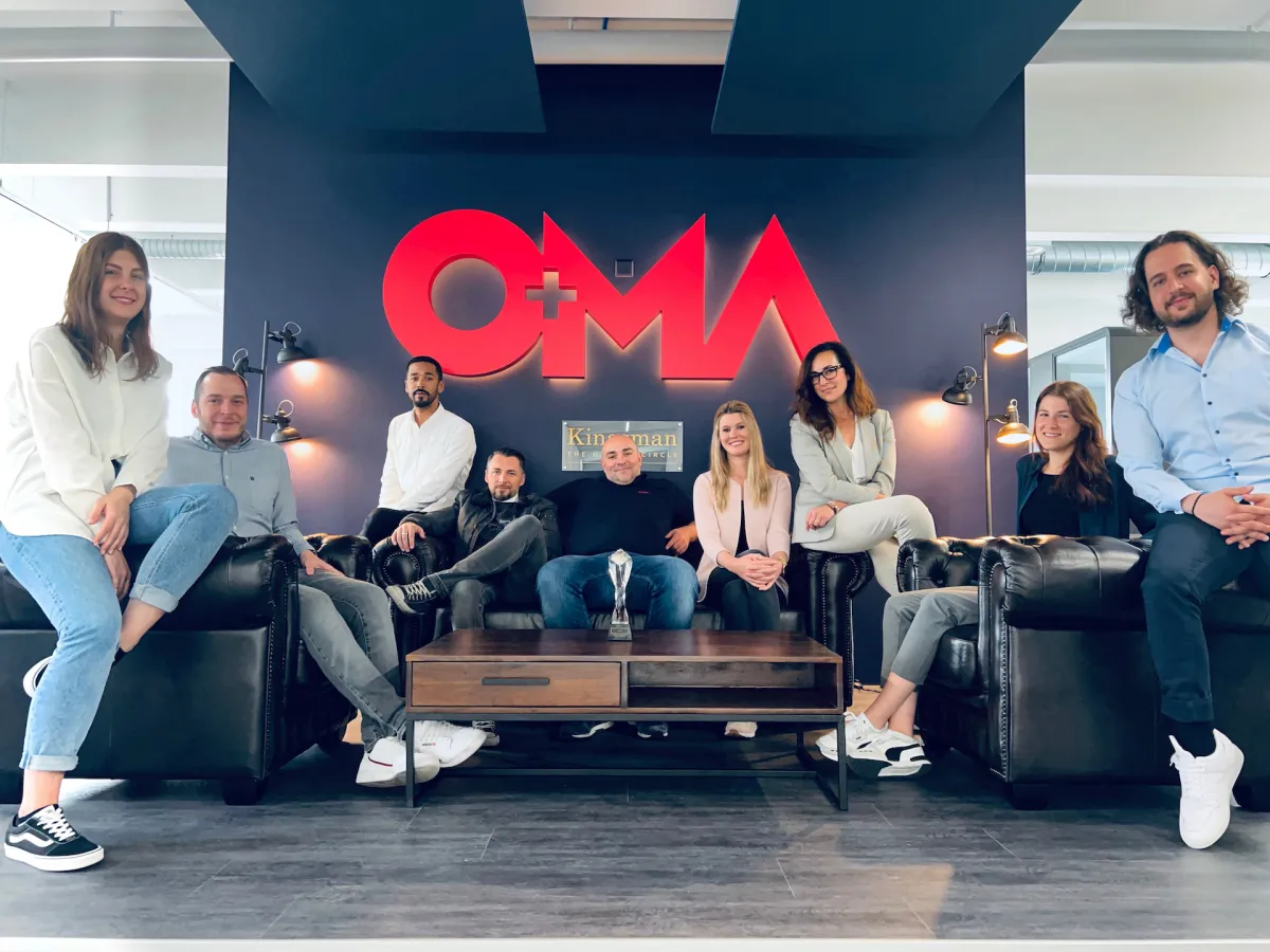 Jan Schneider und Team sichern den HIPE AWARD 2022 mit der OMA AG. (© OMA AG)