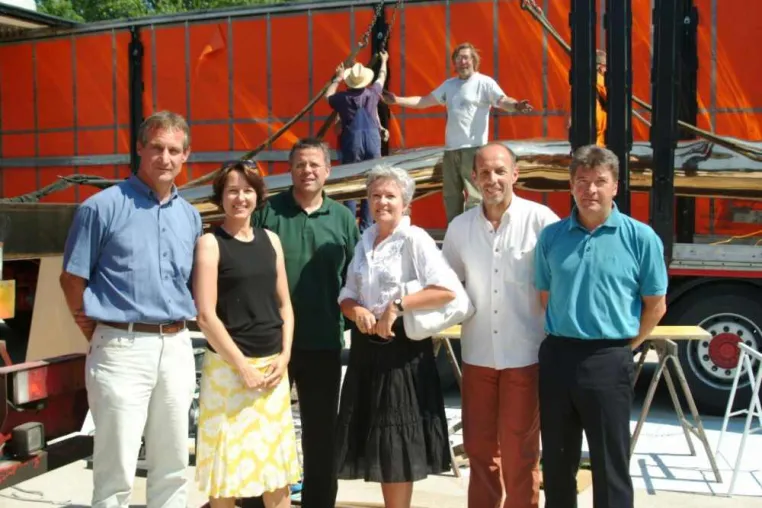 Bild: Bronzeplastik von Gottfried Bechtold ziert Vorplatz des Festspielhaus Bregenz
