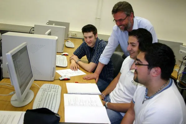 Rheinische Fachhochschule stellt das Studium zum Wirtschaftsinformatiker vor Bild: Rheinische Fachhochschule stellt das Studium zum Wirtschaftsinformatiker vor