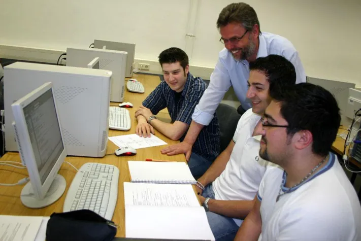 Bild: Rheinische Fachhochschule stellt das Studium zum Wirtschaftsinformatiker vor