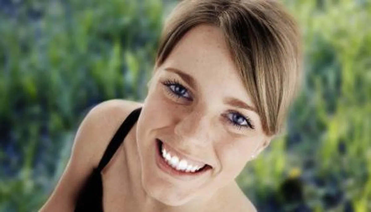 Weiße Zähne strahlen Jugend und Fitness aus.