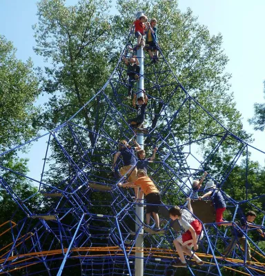 Bild: Netzspielplatz im Bschütt-Park in Passau eröffnet – die Corocord-Attraktion für Jung und Alt