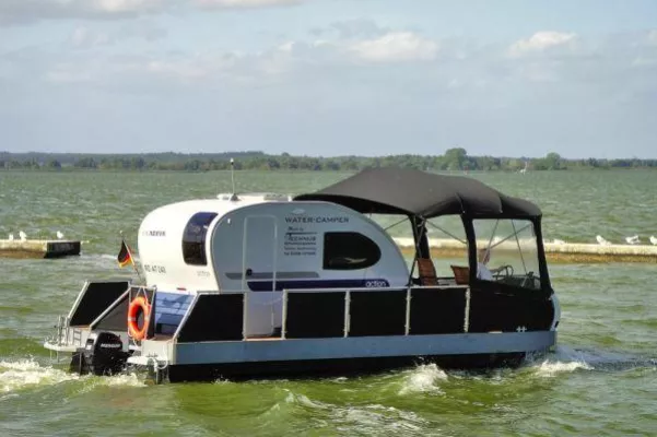 Bild: Aktiv am Wasser mit einem Ferienhaus an der Mecklenburgischen Seenplatte