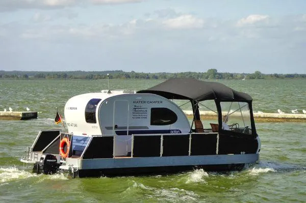 Bild: Aktiv am Wasser mit einem Ferienhaus an der Mecklenburgischen Seenplatte