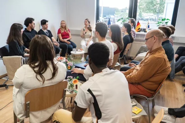 Bild: Interkulturelle Dialogplattform "Wo ist mein Zuhause? Ein globales Friedensdorf" 
