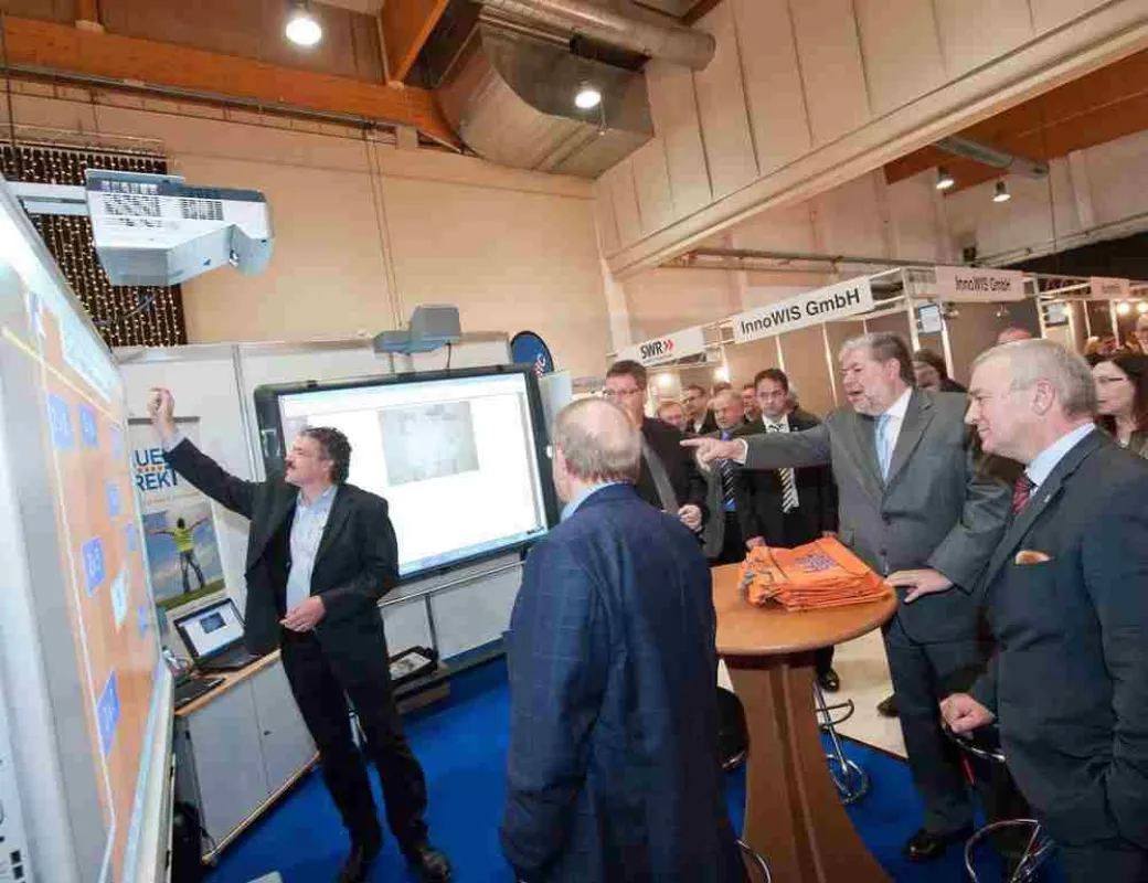 Whiteboards interaktiv: Ministerpräsident Kurt Beck bei Lauer-Direkt auf dem KomZu-Stand