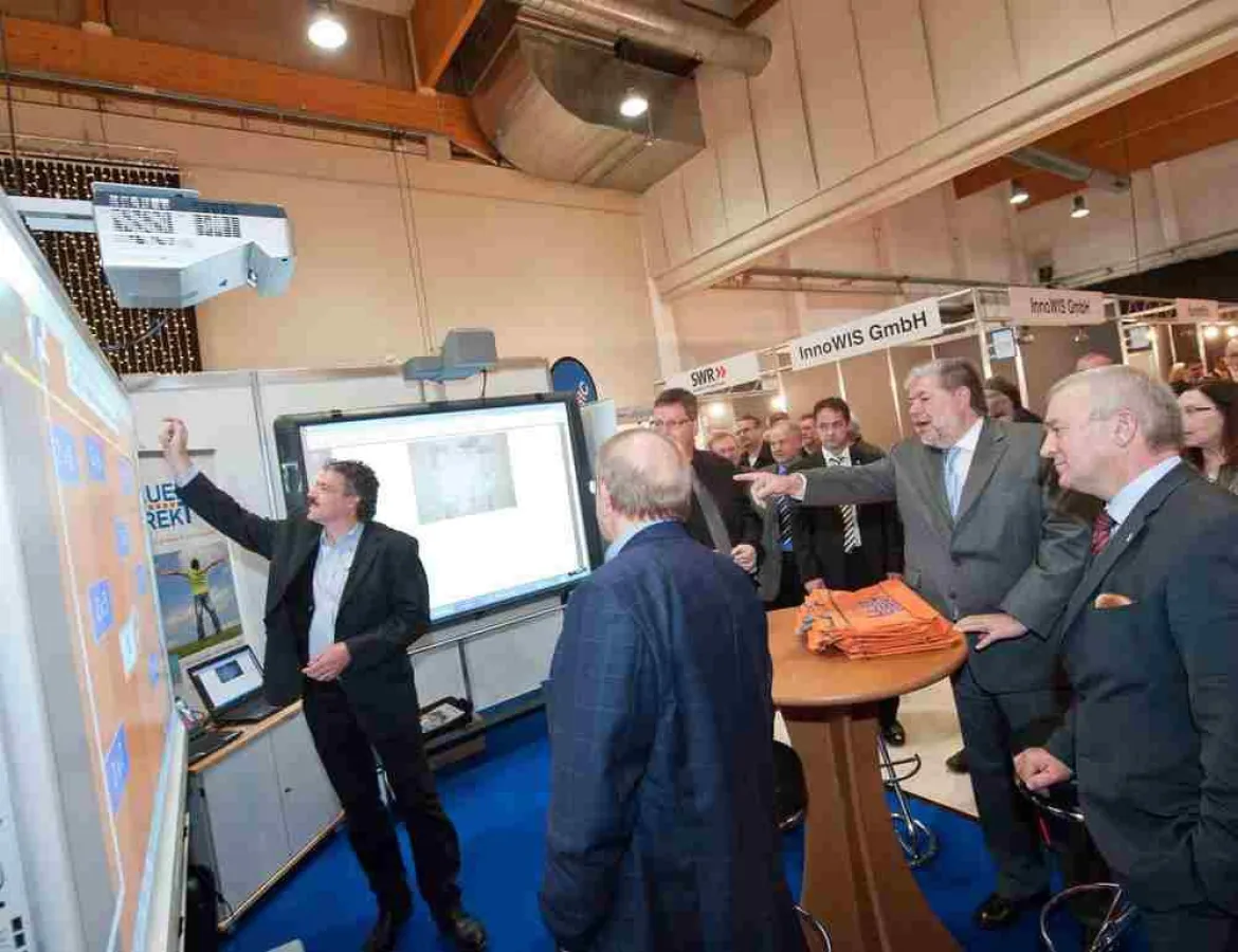 Whiteboards interaktiv: Ministerpräsident Kurt Beck bei Lauer-Direkt auf dem KomZu-Stand