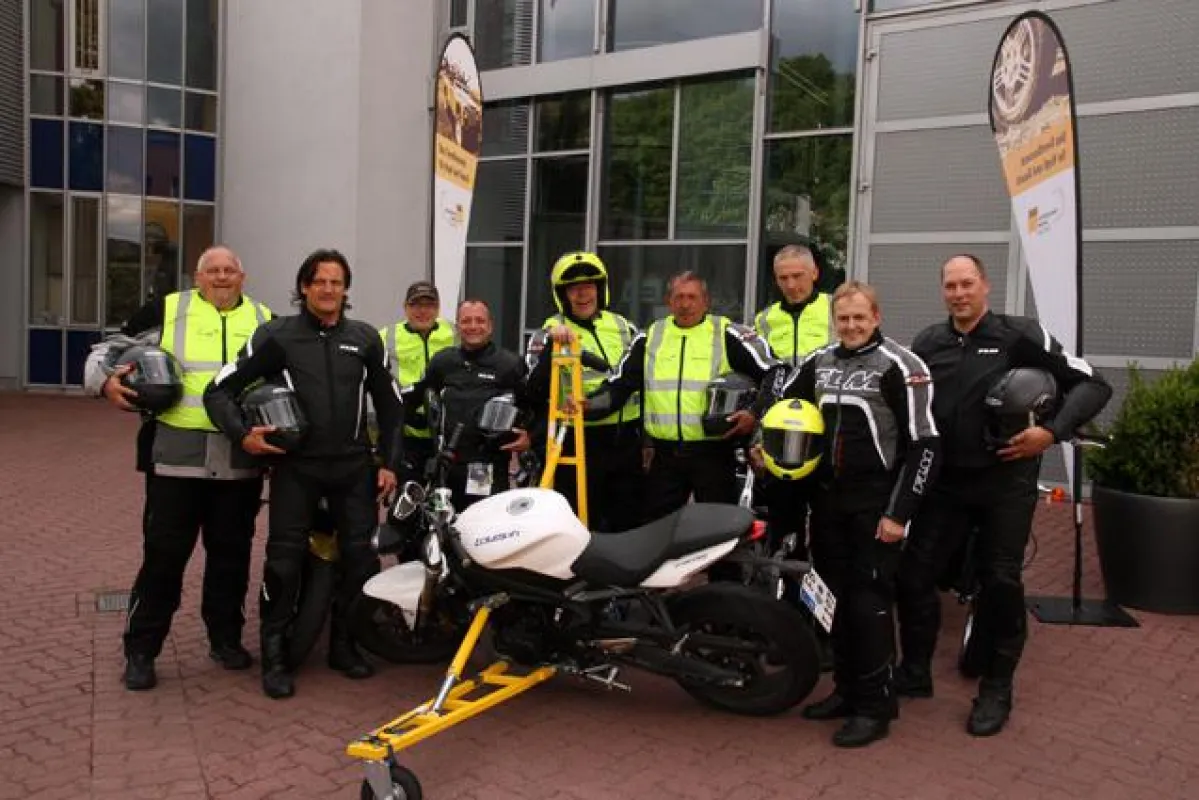Neun aus 28: Die Herren der Mittagsschicht der Motorradtrainer mit Chef Stefan Röhn (2.v.r.)