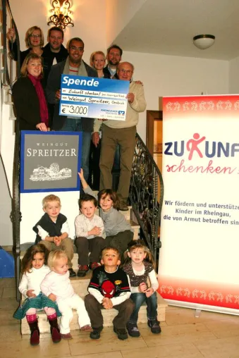 Bild: Nachhaltige Förderung - Weingut Spreitzer unterstützt Stiftung „Zukunft schenken“ Jean-Dominique Risch
