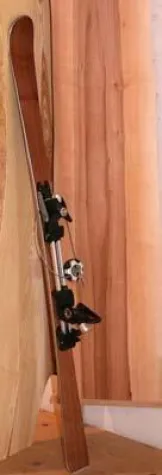 All Mountain Ski mit geöltem Apfelbaum - ein Top Ski für Allrounder, Freerider und Telemarkfans Bild: All Mountain Ski mit geöltem Apfelbaum - ein Top Ski für Allrounder, Freerider und Telemarkfans