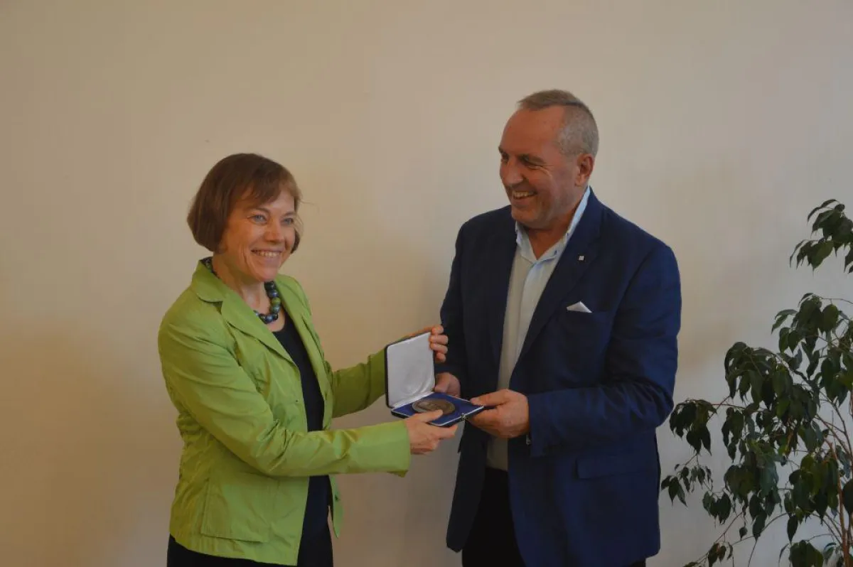 Präses Annette Kurschus überreicht Roland Werner die Canstein-Medaille. (Foto: M. Jahnke/DBG)