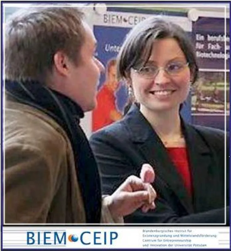 Der Stand des BIEM-CEIP informiert Studierende über Gründungen aus der Hochschule heraus
