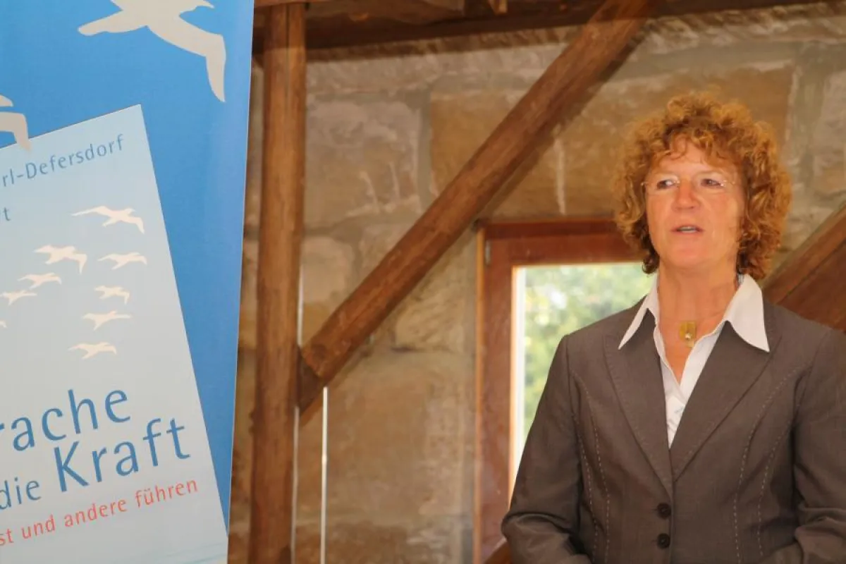 Institutsgründerin Mechthild R. von Scheurl-Defersdorf beim zehnjährigen Jubiläum