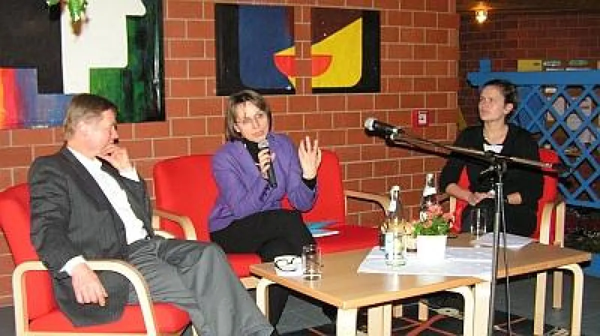 Oberbürgermeisterin Edith Schreiner (Bildmitte) mit den Polit-Café-Moderatoren Bernd Hatesuer und Karin Kumaus (Bild: wort.laut).