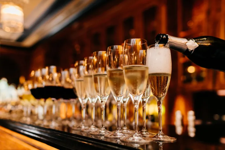 Bild: Champagner hat Grund zum Feiern