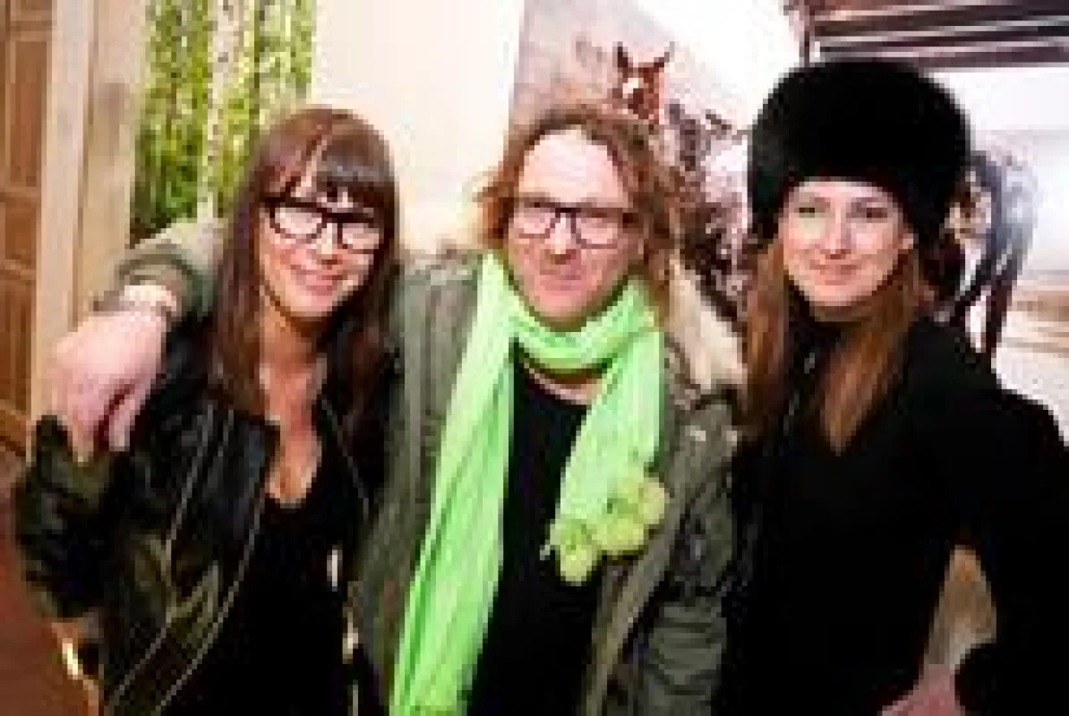 Die Fotografen Vanessa Maas und Daniel Josefsohn mit der Organisatorin Simone Bruns.