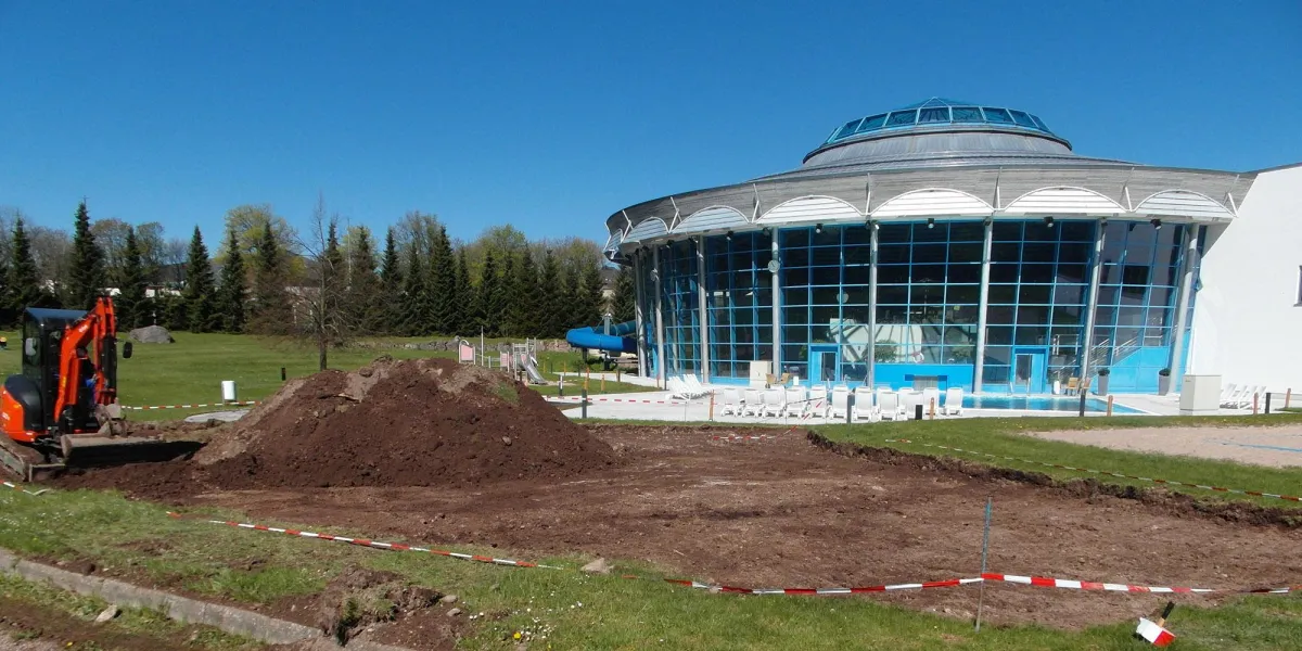 Aktuell wird die Fläche für den Stadtstrand vorbereitet, der Anfang Juni in Oberhof eröffnet.