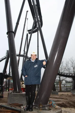 Bild: Nick Varney, Chef der Merlin Entertainments Group, begegnete erstmals der Krake im Heide-Park Resort