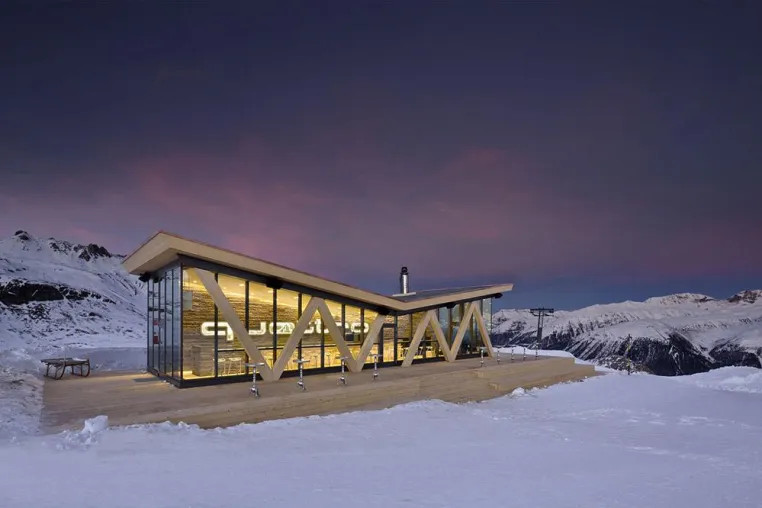Eröffnet: SCHMIDHUBER gestaltet Audi quattro Bar über St. Moritz Bild: Eröffnet: SCHMIDHUBER gestaltet Audi quattro Bar über St. Moritz