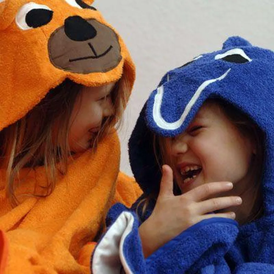 Spaß mit den lustigen Kapuzen-Ponchos von Katrin Steyer. Foto: KLICK-Germany