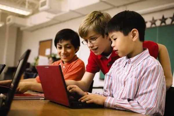 Dell stellt neue Lösungen für das vernetzte Klassenzimmer vor Bild: Dell stellt neue Lösungen für das vernetzte Klassenzimmer vor