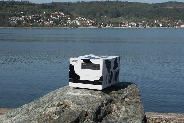 Bild: Mediathek mit guter Nachbarschaft zu Flatscreen und Soundsystem – die Multimedia Cow