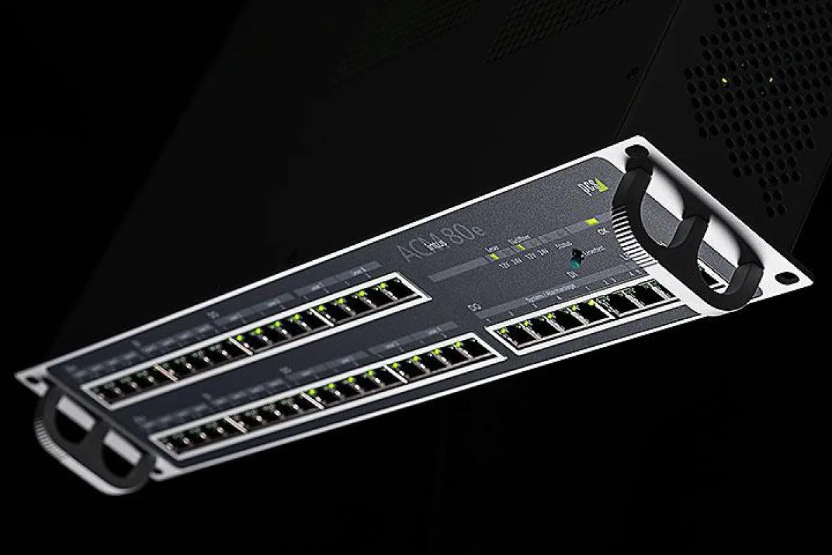 Der neue Zutrittskontrollmanager INTUS ACM80e spart Strom und Gewicht.