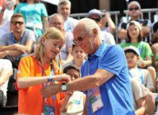 Bild: Beckenbauer teilt als Botschafter von "Fußball für Freundschaft" sein Fußballwissen mit jungen Spielern