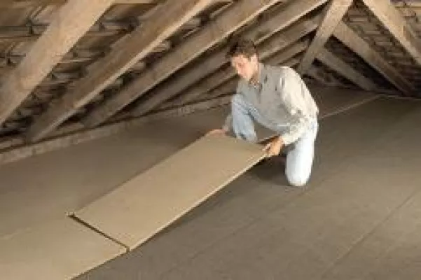Bild: Haus dämmen in Eigenleistung - Mit wenig Aufwand lässt sich viel Heizenergie sparen / Schnelle Amortisation