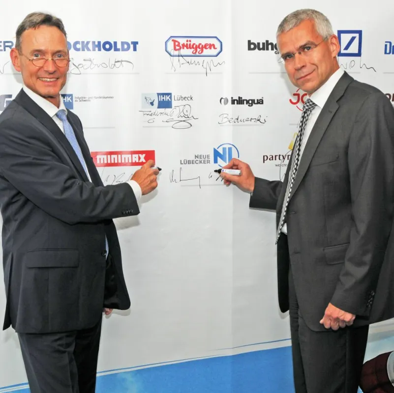 Marcel Sonntag (li.) und Dr. Uwe Heimbürge unterzeichneten gern das Vereinsbanner.