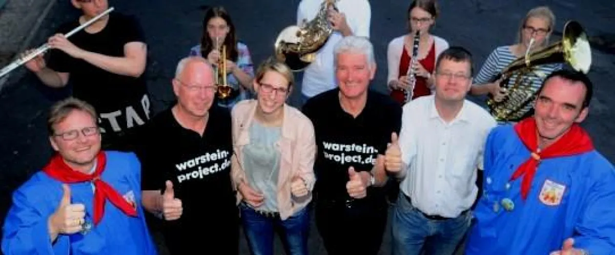 Detlef Holzhauer, Anna Knülle (Dirigentin) und Burkhard Ochel, eingerahmt von den Schnaodloipers