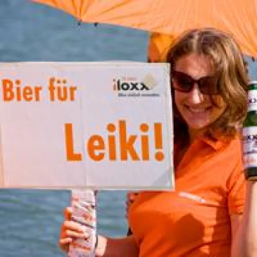 iloxx erfrischt Antenne-Bayern-Moderator bei Tretboot-Tour - Unmoralisches Angebot für Wolfgang Leikermoser Bild: iloxx erfrischt Antenne-Bayern-Moderator bei Tretboot-Tour - Unmoralisches Angebot für Wolfgang Leikermoser