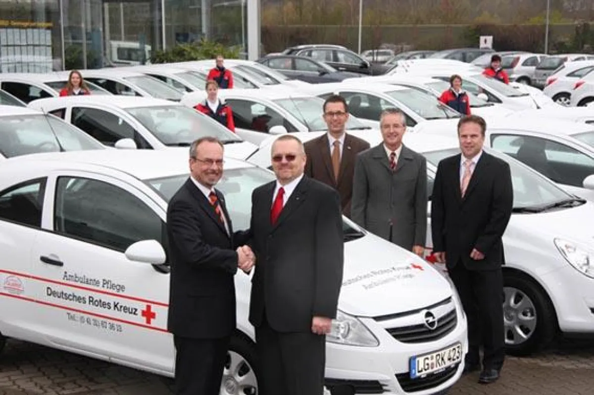 Fahrzeugübergabe: Rainer Schulz-Leiske (Leiter Region Nord ALD Automotive), Matthias Körte (Geschäftsführer DRK-Kreisverband Lüneburg), Sascha Bahrenburg (Account Manager ALD Automotive), Heiko Labudd