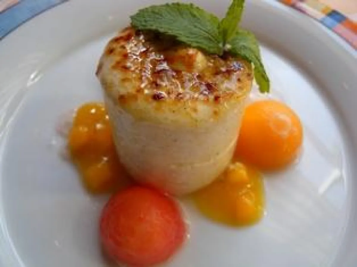 karamellisierter Griesspudding mit Melone und Limonen-Mango-Mojo